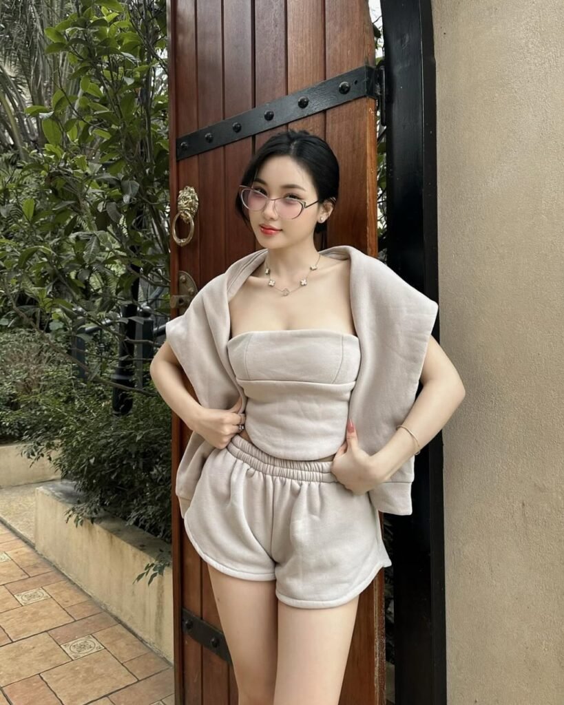 Ảnh Gái Cute Đeo Kính Khám Phá Nghệ Thuật, Xã Hội Và Đời Sống Trong Thế Giới Số Hiện Đại